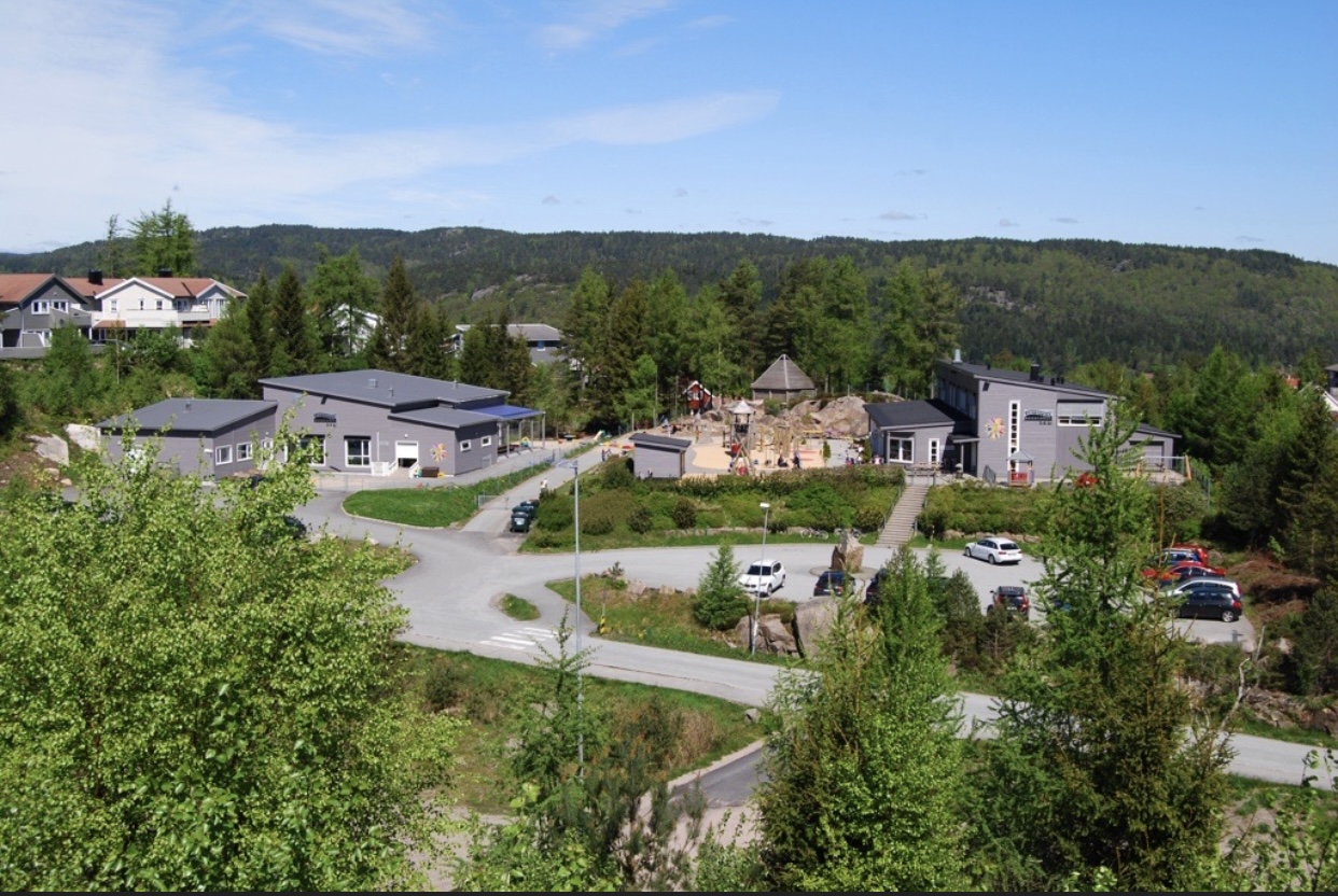 Bilde av skolen med skolegård