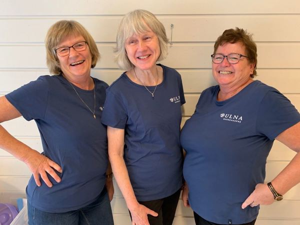 Bilde av tre kvinnelige pedagoger iført ULNA-skjorter